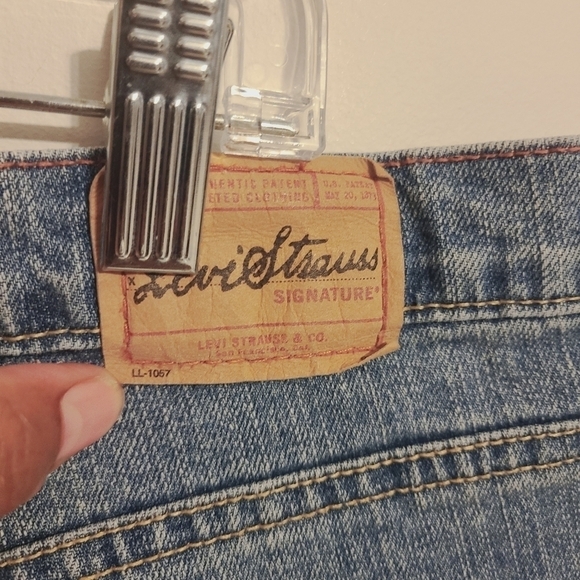 Levi's | Women's Mid Rise Medium Rinse Stretch Denim Shorts (Size 20W Short) - Picture 8 of 13